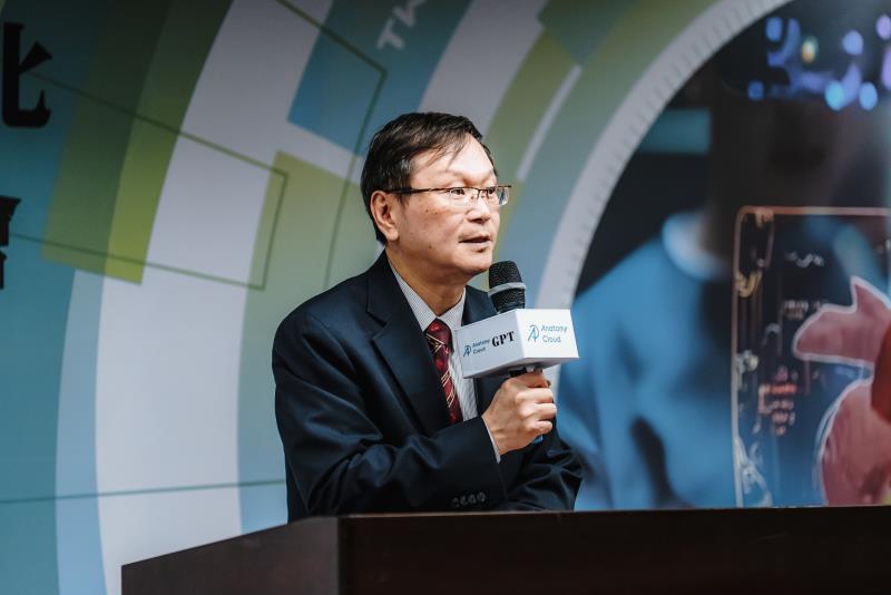 衛福部次長莊人祥蒞臨台上致詞。