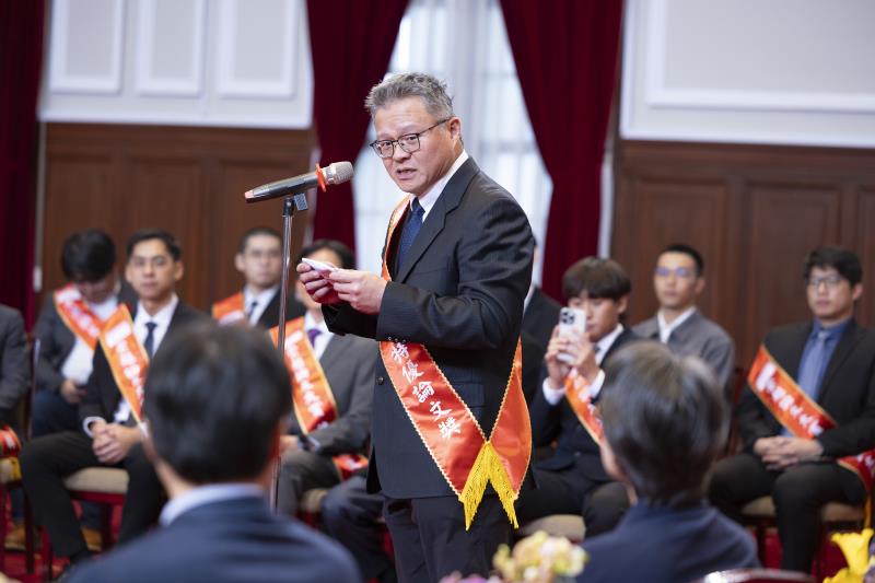 台灣運動醫學會理事長周文毅博士論文獲崇越論文賞特優 ，12月4日獲副總統蕭美琴接見。
