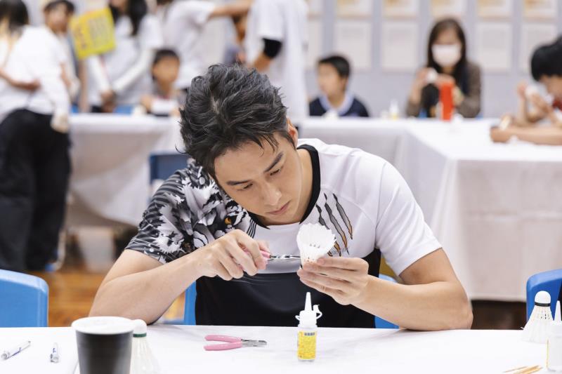 藝人林敬倫與孩童體驗親手修復羽球，將溫暖傳遞出去