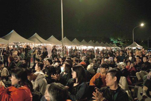 現場觀眾聽歌如癡如醉。