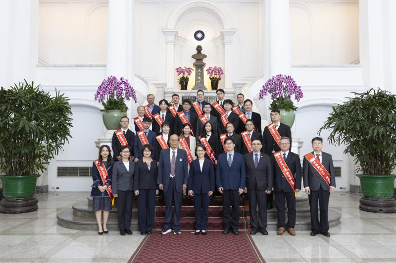 台灣管理學會理事長黃營杉(前左四)帶領第18屆崇越論文大賞得主，接受副總統蕭美琴(左五)接見。