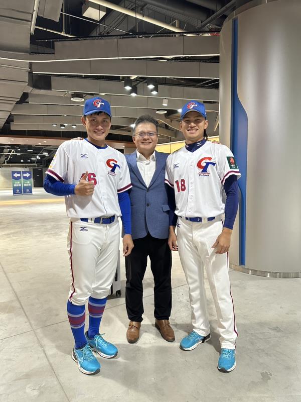 台灣運動醫學會理事長周文毅(中)，是台灣國球選手的最佳守護者。