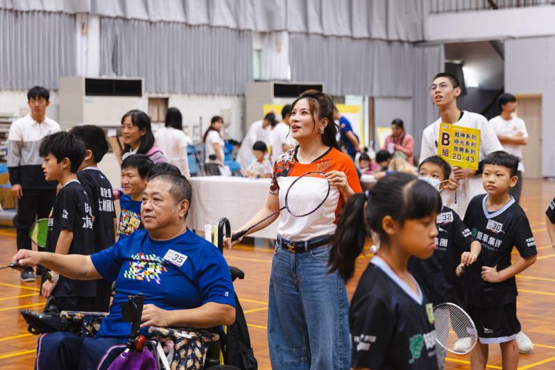 百萬 YouTuber「這群人」董仔和彰化學童、身障運動員同隊合作揮拍，響應五倍愛心運動物資