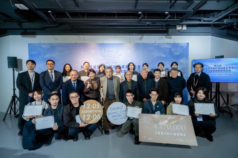 法藍瓷光點計畫成果展參與者大合影