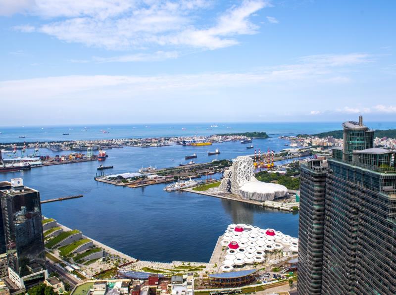 【高雄漢來大飯店新聞稿】高雄市從港灣轉型亞灣，高雄漢來大飯店位於高雄港景第一排，步行10分鐘即可抵達亞灣區。