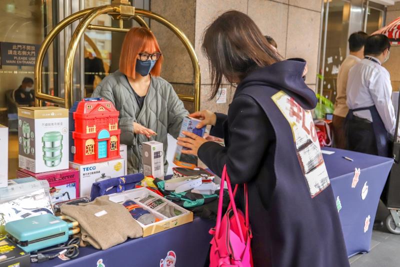 匯聚愛心 台北凱達攜手臺鐵打造聖誕愛心市集