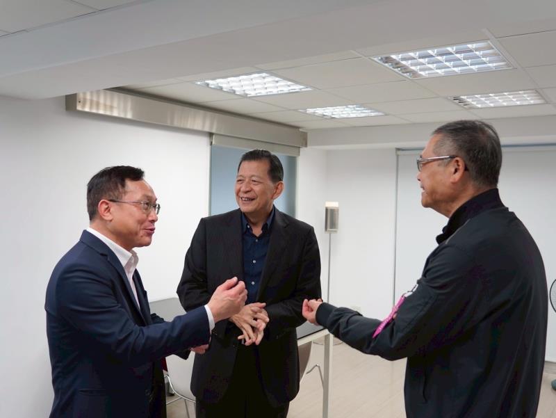 麥榮譽會長(左)與于處長、盧處長交流