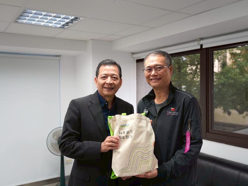 盧長水處長(左)致贈于建國處長(右)紀念品