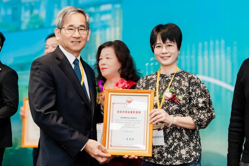 林業及自然保育署攜手產業　國產材臺灣館九度榮獲建材展大獎