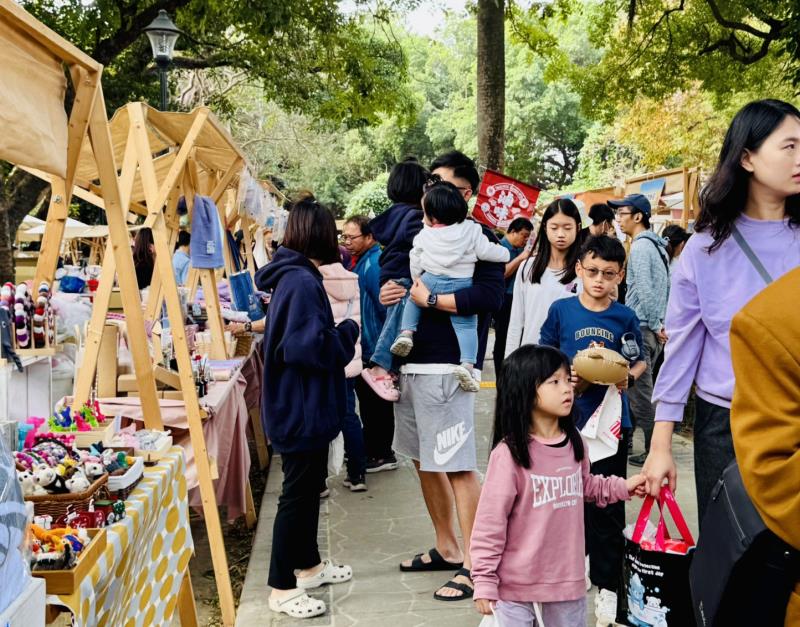 首日大舞台與親子小舞台輪番推出節目，展現巾彩節一貫的家庭友善與共遊特色。