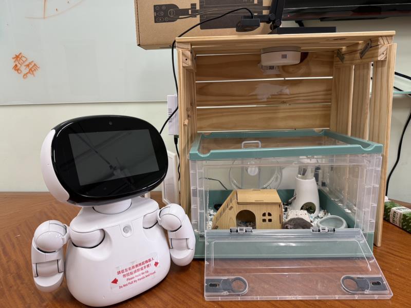 寵物旅館(倉鼠居住)以AI感測空間環境，隨時調整。