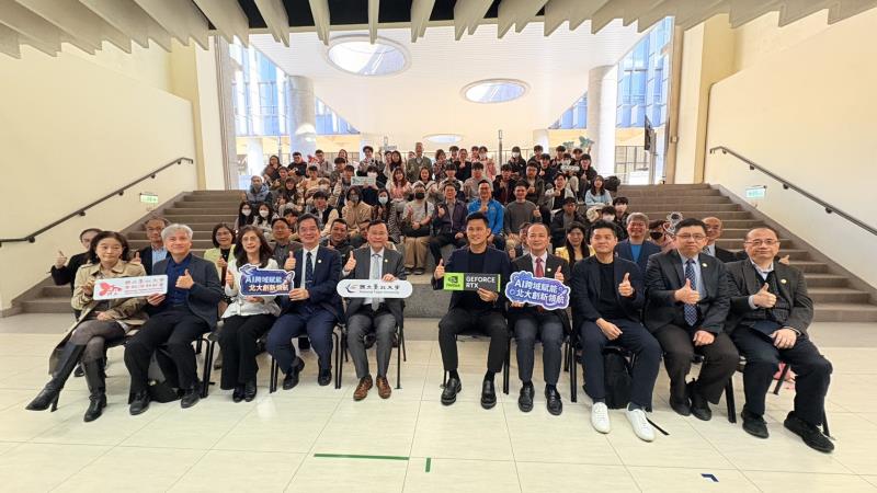 臺北大學師生和貴賓於AI跨域創新基地揭牌儀式合影