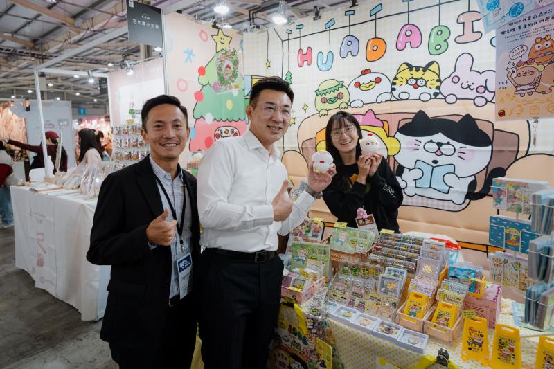 立法院江啟臣副院長親臨現場指導並與插畫家互動交流。