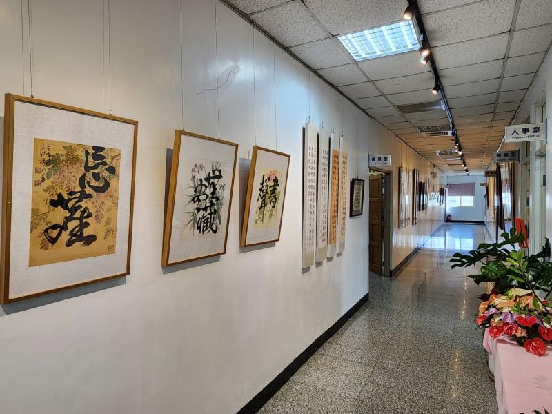 翰墨飄香松鶴走廊  楊永華校長書法個展登場　