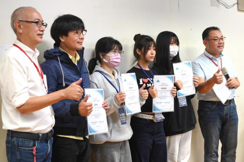 東川町台灣事務所富田恭敏所長（左一）與華梵大學攝影與VR設計系沈昭良主任（右一）頒發感謝狀與研習證明給高中隊伍。