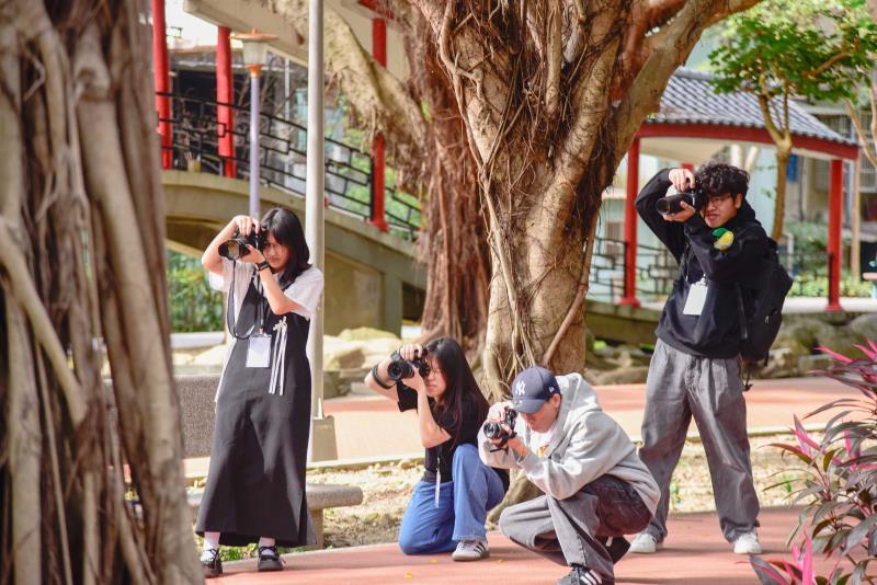 參與攝影工作坊高中生至板橋社區實地外拍，練習攝影觀察與拍攝。