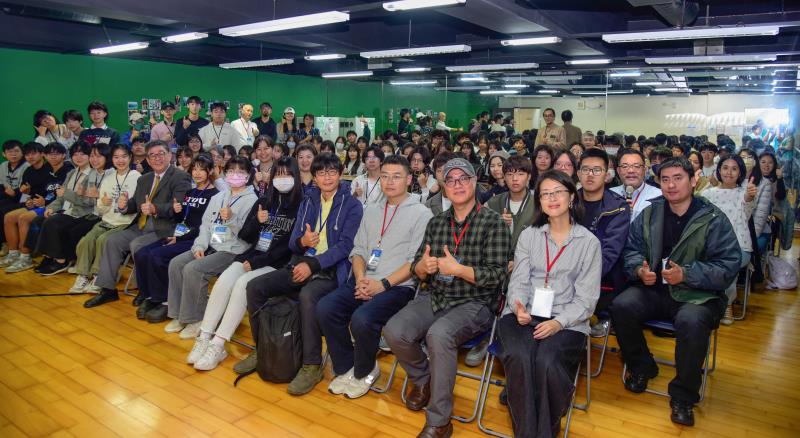 參加攝影工作坊的全體師生合影。