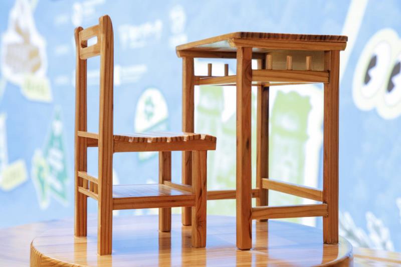 國產木材課桌椅，觸感溫潤，帶有自然木質香氣。