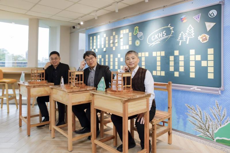 林業保育署、林業保育署花蓮分署與建國中學三方合作，推動國產材課桌椅，提升社會大眾對國產材的認識。