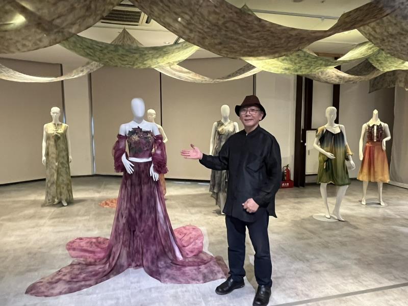 陳景林引領工藝時尚，將植物染手法搭配時尚，形成一股創新的時尚美學。