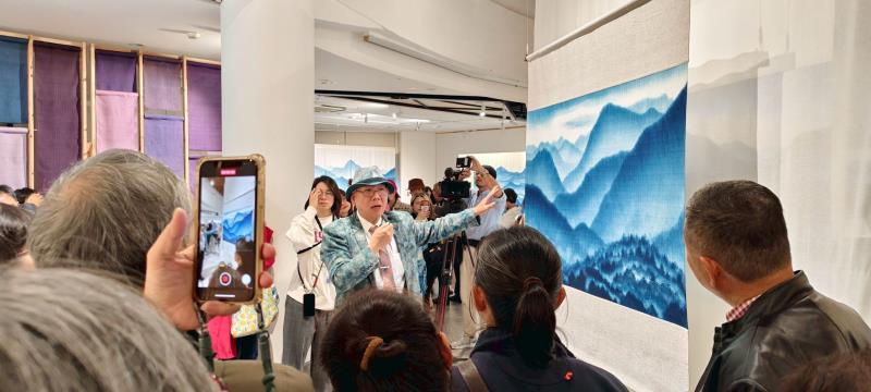 陳景林染魂織夢個展12/13開展當天，眾多粉絲蒞臨，陳老師親自導覽。