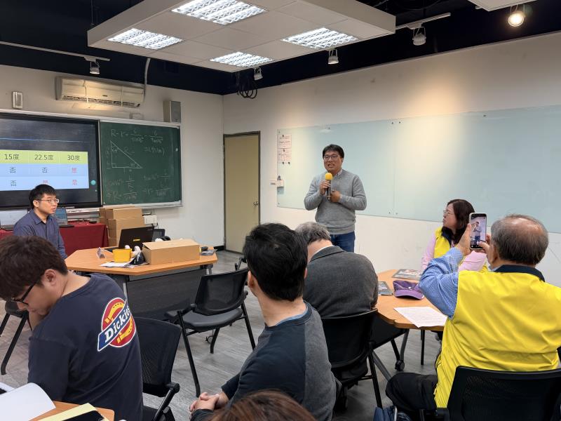 黃臣鴻老師講解VR應用。