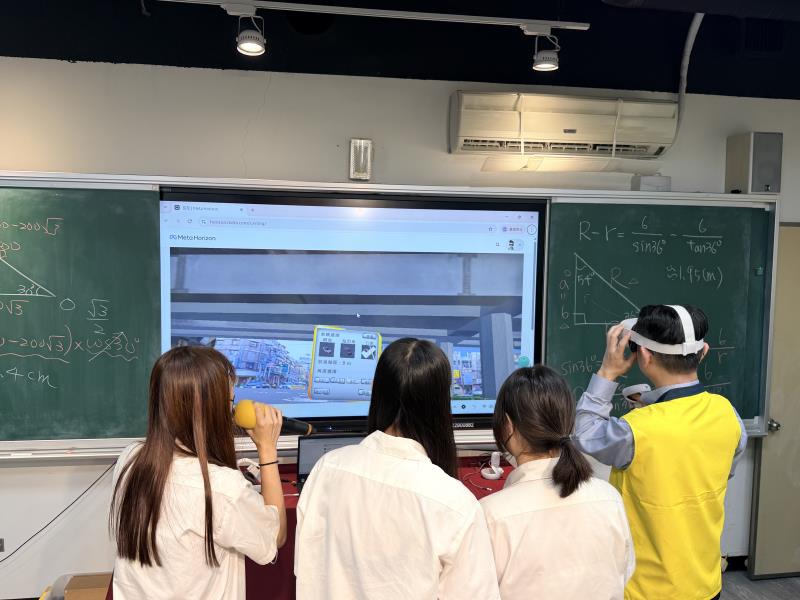 錦和高中同學參與跨域示例課程.