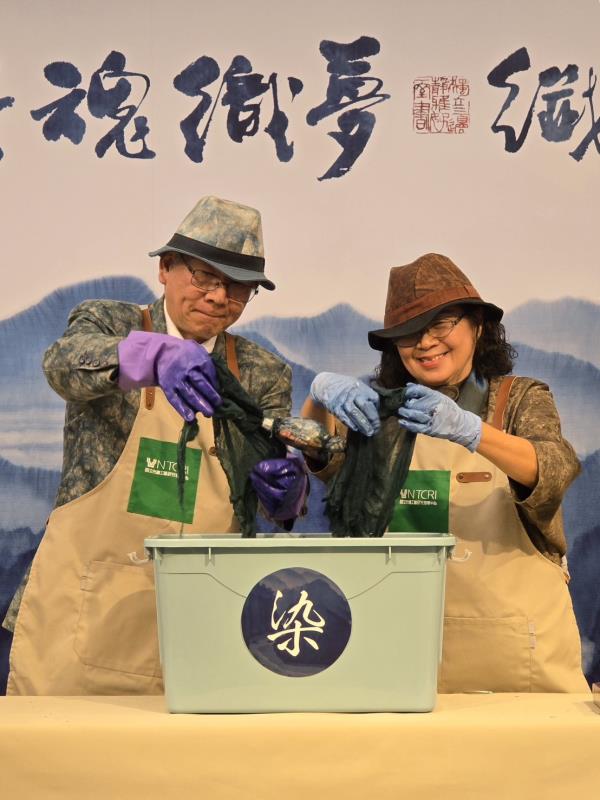 陳景林(左)與馬毓秀(右)夫妻檔是臺灣師大美術系的學姐弟，鶼鰈情深，他們一同建構與完善了臺灣的植物染藝術美學。