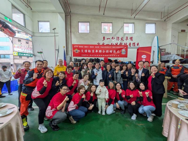 捐贈者及遠雄人壽茂盛營業處人員與消防局長陳崇岳合影。