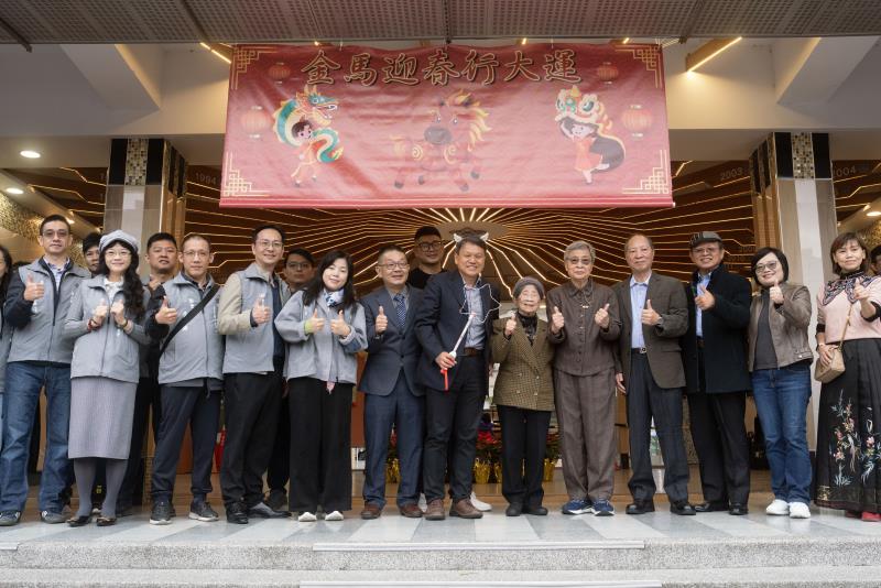 莒光國小歷任校長與家長會代表一同參與。