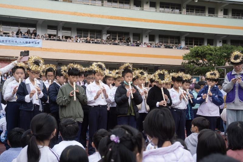 全校三千人齊奏《歡樂頌》.