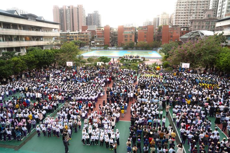 莒光論笛三千人齊奏歡樂頌場面浩大.