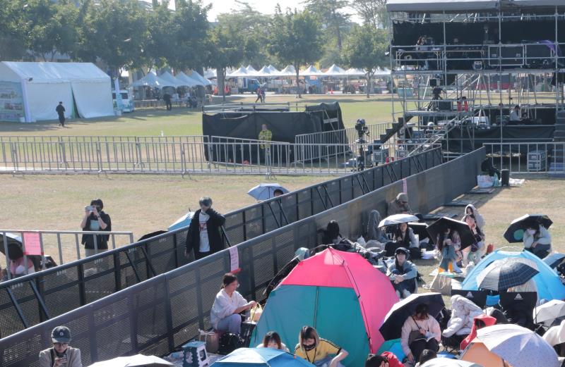 台南瘋跨年！豪華卡司加3,500發煙花秀 數百歌迷坐等開場 場外防爆犬加強治安