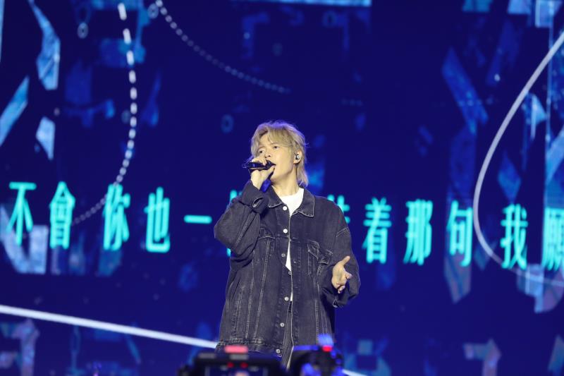 藝人八三夭、鈴木愛理表演。