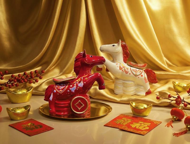 昇恆昌攜手鶯歌在地陶瓷窯廠歐文瓷推出馬年限定「立馬探吉」生肖瓷罐禮盒，禮盒內甜點與台灣更生保護協會輔導的甜點廠商合作，結合地方創生與社會關懷，展現企業與送禮人的公益精神。