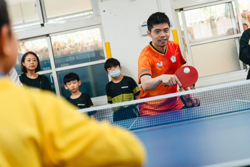 學童們揮拍對打挑戰桌球教父莊智淵，現場氣氛熱血沸騰。