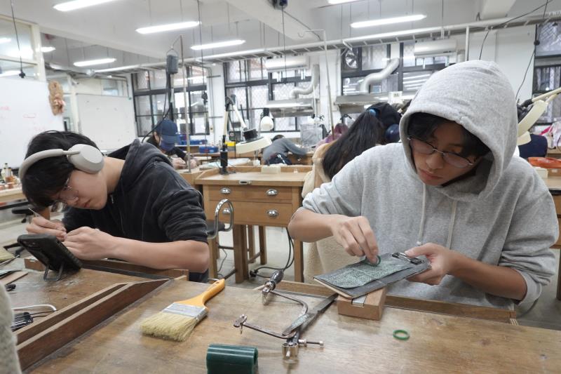 原來學苑高中生在華梵大學金工教室動手打造自己的金工飾品。