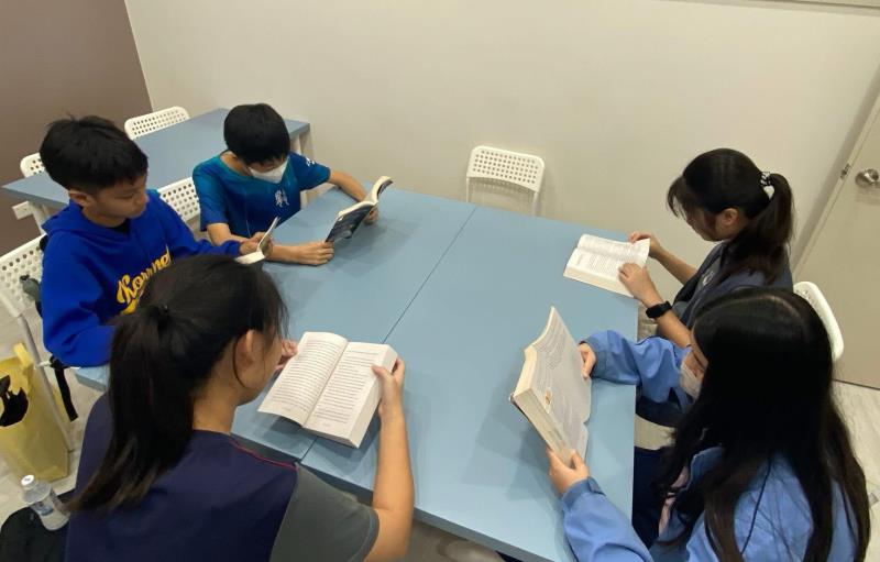 Tom Hilder指出，孩子應要接觸多元資源與不同風格的內容，例如多閱讀故事書，最好是原文教材，幫助理解各國文化與生活方式，是學好英文的重要關鍵。圖/自然璽英語文理補習班提供
