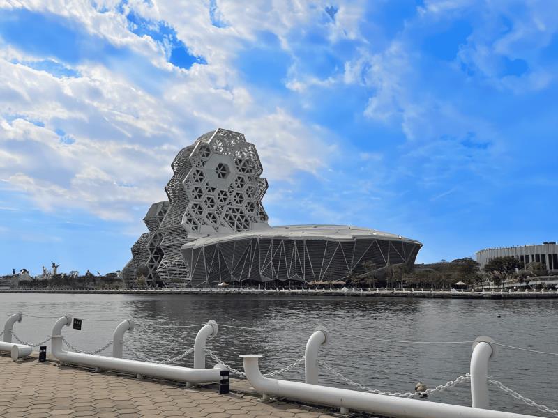 冬日遊樂園2月7日登場，高雄城市旅遊升溫，高雄漢來推免費接駁專車暢遊亞灣區。