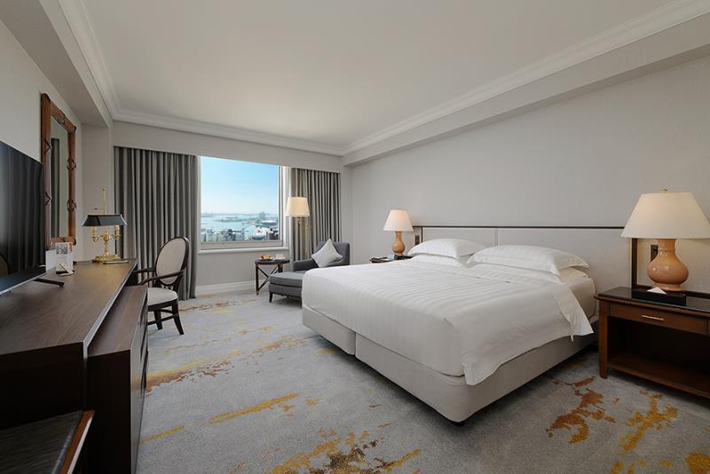 迎接冬日之旅，高雄漢來鄰近亞灣區，港灣美景一覽無遺。