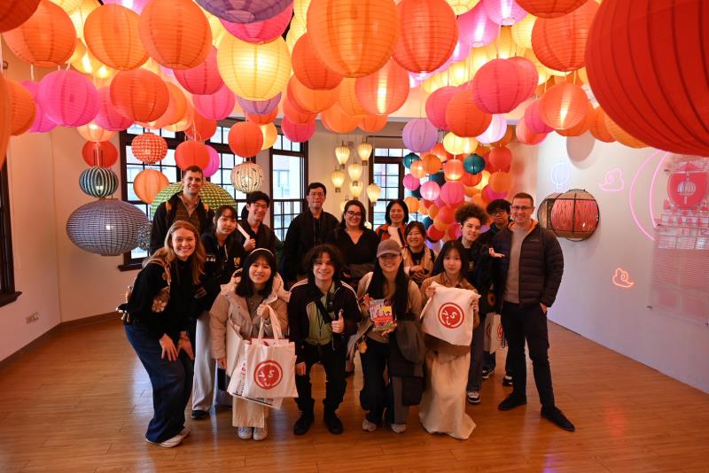 VIS攜手CIEE 領老外生走讀大稻埕 既學中文也懂台灣