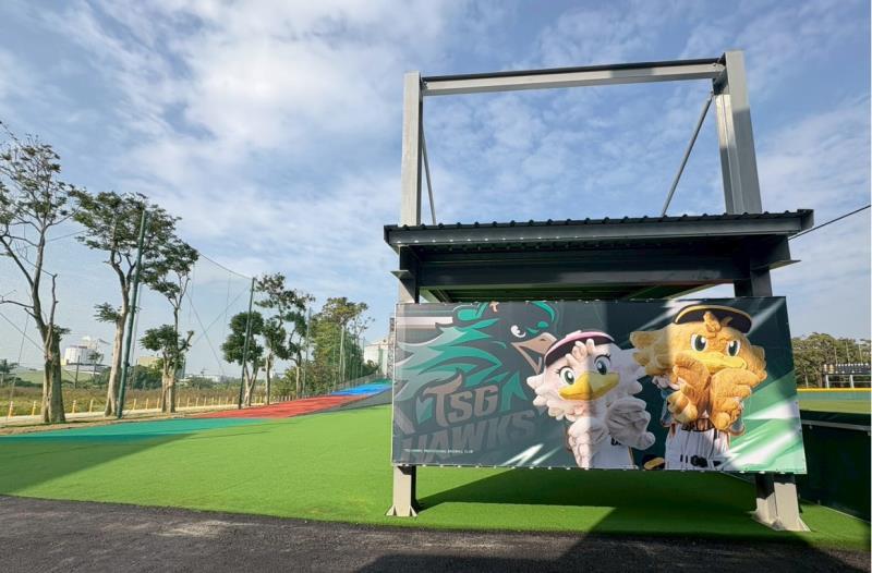 台鋼皇鷹學院⼾外⽜棚