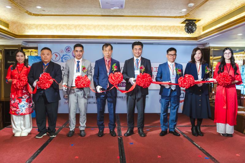 越南TVT電子產業鏈工業園區成立儀式由台越協會理事長吳品蓁(右二起)、越南明洲開發商總經理梁世民、電電公會副秘書長蔡松慧、越南代表處臺灣事務委員會前秘書長陳維海、越南TVT集團總經理胡文武、越南台商總會名譽總會長暨信海水產董事長陳信銘共同剪綵。