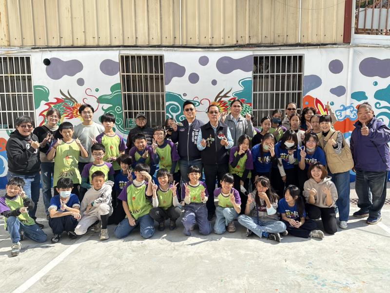 立人國小師生彩繪海安宮圍牆   以藝術傳遞新春暖意