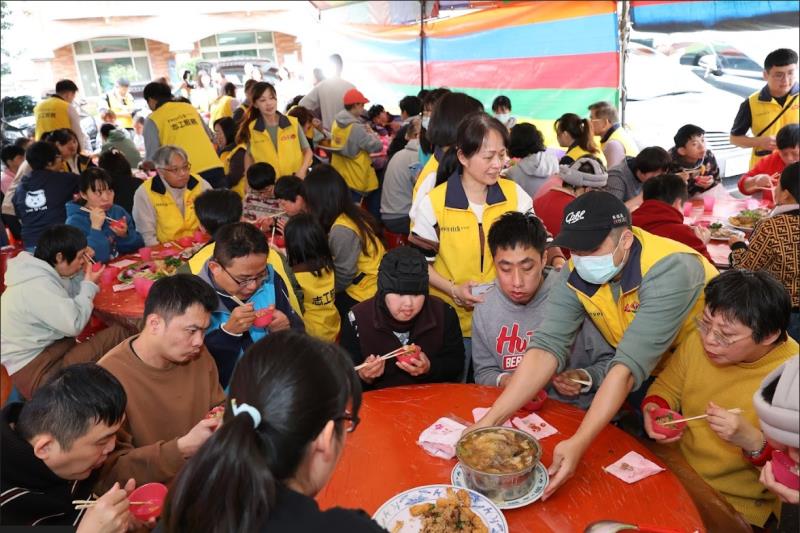 昇恆昌董總率員工寒冬送暖　2025年志工服務逾1.1萬人次