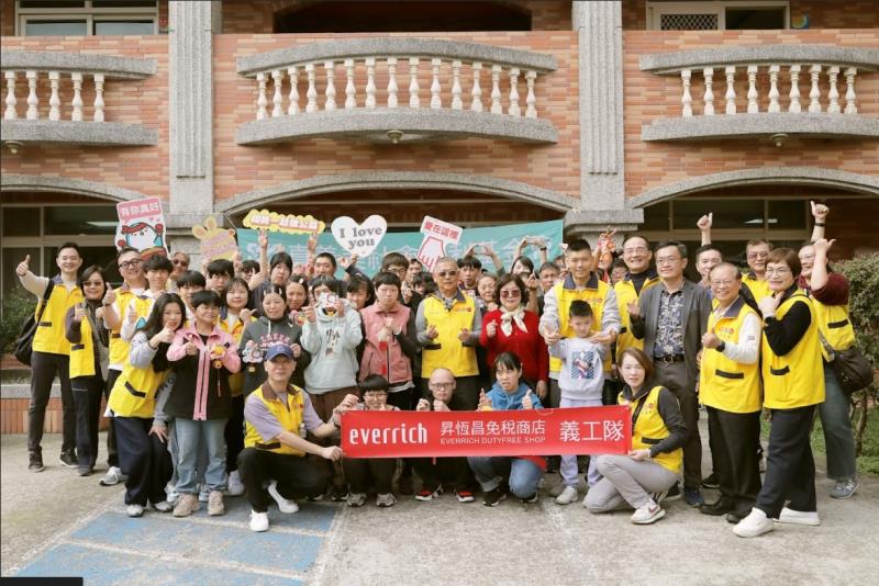 昇恆昌免稅商店推動全員志工文化，志工行列中不乏親子共同參與的身影，從職場到家庭深化公益行動。（昇恆昌免稅商店提供）