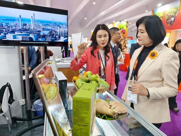 宜捷威農產有限公司總經理林延蓉指出，新鮮農產品是有生命限度，此次以空運的方式將芭樂、茂谷柑及蜜棗帶到中東杜拜新市場試水溫，盼藉此增進台灣新鮮農產品能見度，以波灣食品展為跳板，吸引中東周邊國家買氣。