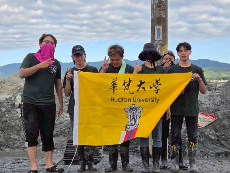 華梵大學學生化身「鏟子超人」，前往花蓮光復鄉救災。