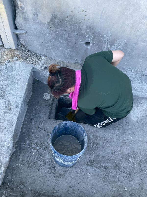 華梵大學學生深入光復災區現場清除下水道淤泥。