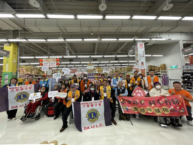 為病夫撿回收還醫藥債　78歲魏奶奶受邀採買年貨迎新年